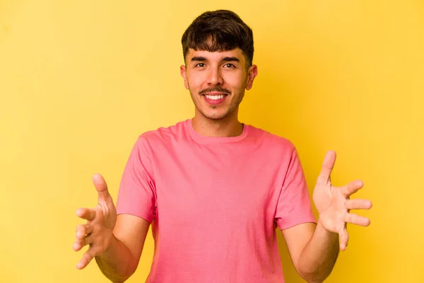 Νεαρός Καυκάσιος Άνδρας Απομονωμένος Κίτρινο Φόντο Κρατώντας Κάτι Και Δύο — Φωτογραφία Αρχείου