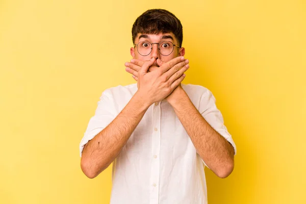 Young Caucasian Man Isolated Yellow Background Shocked Covering Mouth Hands — Stock Photo, Image