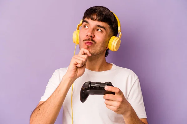 Joven Hombre Hispano Jugando Con Controlador Videojuegos Aislado Sobre Fondo —  Fotos de Stock