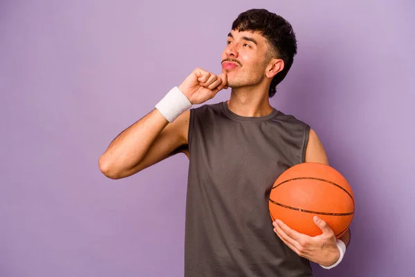 Mladý Hispánský Basketbalista Muž Izolovaný Purpurovém Pozadí Při Pohledu Stranou — Stock fotografie