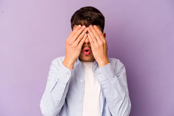 Giovane Uomo Caucasico Isolato Sfondo Viola Paura Che Copre Gli — Foto Stock