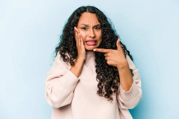 Giovane Donna Ispanica Isolata Sfondo Blu Con Forte Dolore Denti — Foto Stock