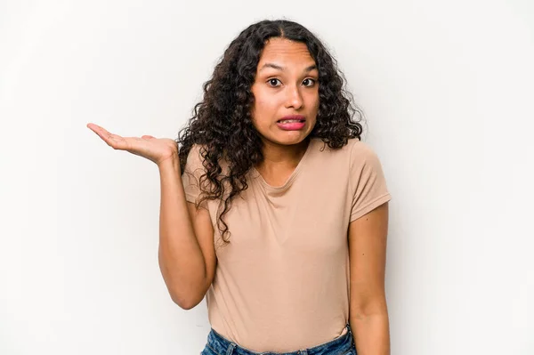 Young Hispanic Woman Isolated White Background Confused Doubtful Shrugging Shoulders — Photo