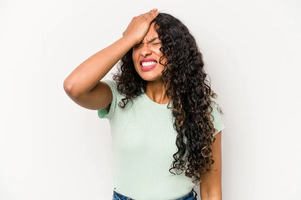 Giovane Donna Ispanica Isolata Sfondo Bianco Dimenticando Qualcosa Schiaffeggiando Fronte — Foto Stock