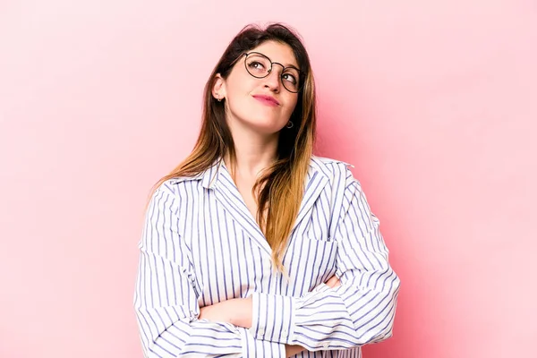 Giovane Donna Caucasica Isolata Sfondo Rosa Sognando Raggiungere Obiettivi Scopi — Foto Stock