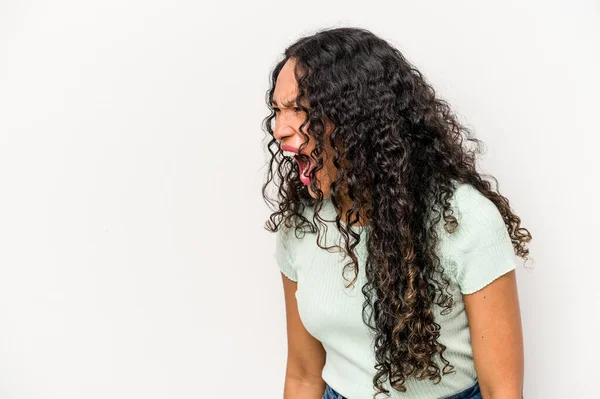 Mujer Hispana Joven Aislada Sobre Fondo Blanco Gritando Muy Enojada —  Fotos de Stock