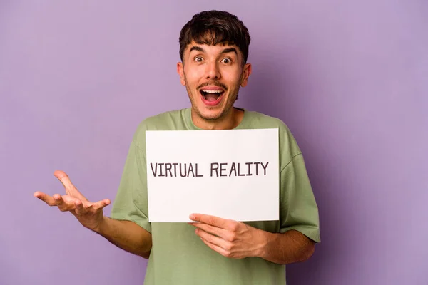 Joven Hispano Sosteniendo Cartel Realidad Virtual Aislado Sobre Fondo Púrpura —  Fotos de Stock