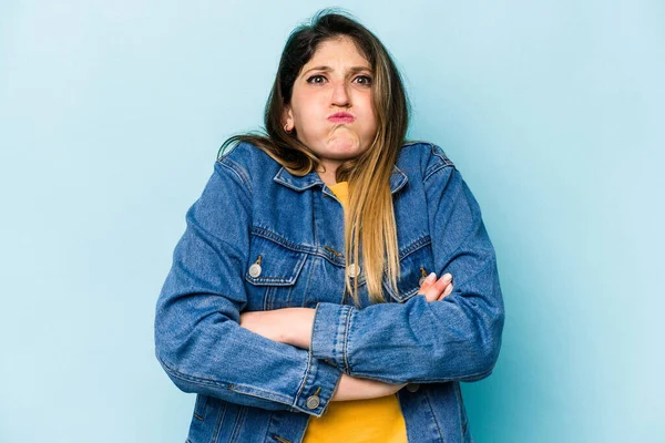 Jonge Blanke Vrouw Geïsoleerd Blauwe Achtergrond Blaast Wangen Heeft Vermoeide — Stockfoto