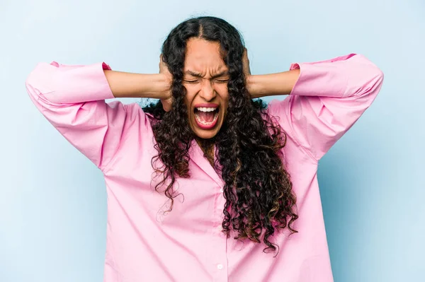 Young Hispanic Woman Isolated Blue Background Covering Ears Hands Trying — Stock Photo, Image