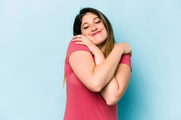 Mulher Caucasiana Jovem Isolado Abraços Fundo Azul Sorrindo Despreocupado Feliz — Fotografia de Stock