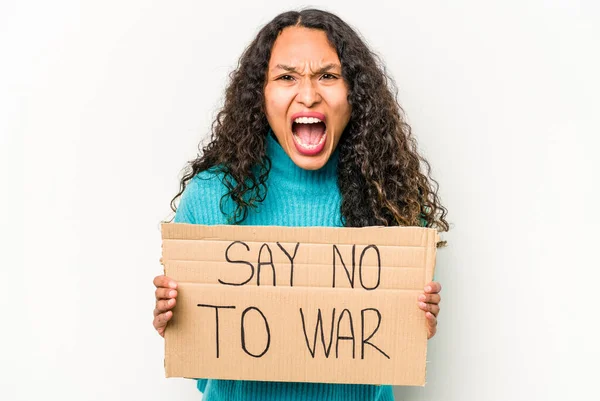 Młoda Latynoska Kobieta Trzymająca Mówi Nie Tabliczki Wojennej Białym Tle — Zdjęcie stockowe
