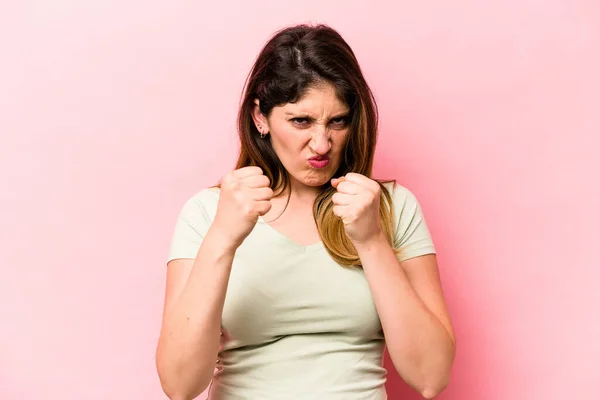 Giovane Donna Caucasica Isolata Sfondo Rosa Mostrando Pugno Alla Macchina — Foto Stock