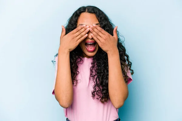 Jonge Spaanse Vrouw Geïsoleerd Blauwe Achtergrond Bedekt Ogen Met Handen — Stockfoto