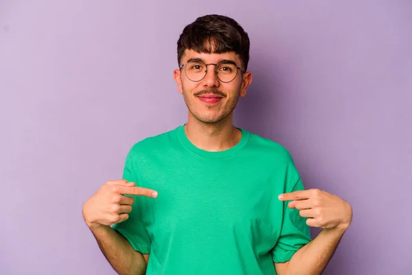 Mladý Běloch Izolovaný Purpurovém Pozadí Osoba Ukazuje Ručně Košili Kopírovací — Stock fotografie