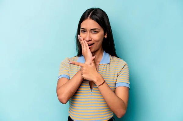 Jeune Femme Hispanique Isolée Sur Fond Bleu Disant Commérage Pointant — Photo