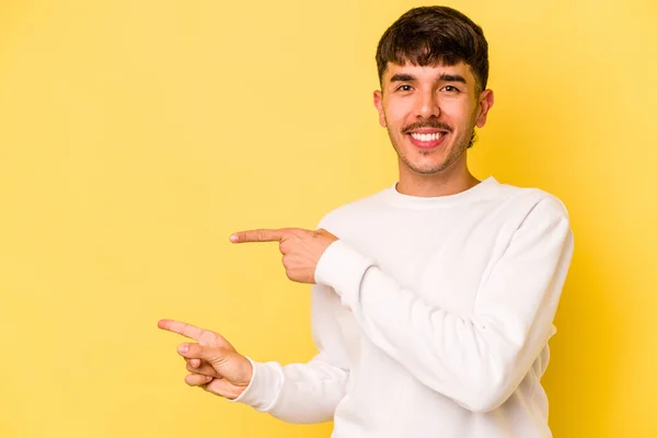 Jovem Caucasiano Isolado Fundo Amarelo Animado Apontando Com Dedos Indicador — Fotografia de Stock