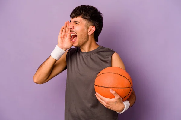 Młody Latynoski Koszykarz Człowiek Izolowany Fioletowym Tle Krzycząc Trzymając Dłoń — Zdjęcie stockowe
