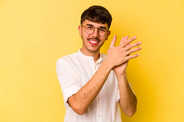 若い白人男性は 黄色の背景を感じて精力的かつ快適に孤立し 手をこすり自信を持って — ストック写真