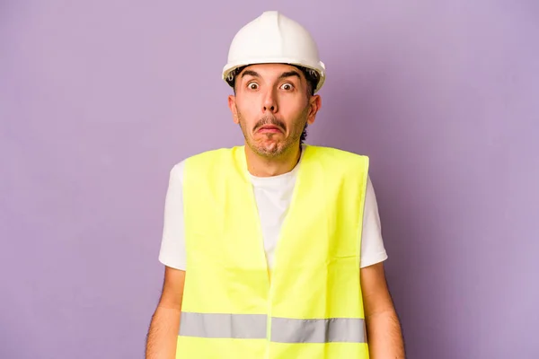 Young Hispanic Worker Man Isolated Purple Background Shrugs Shoulders Open — Stock Photo, Image