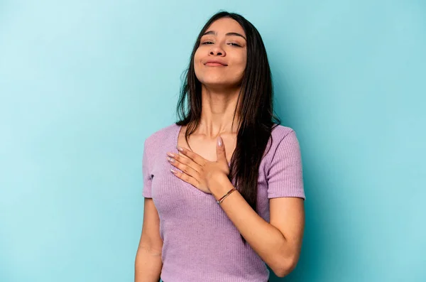 Junge Hispanische Frau Isoliert Auf Blauem Hintergrund Die Einen Eid — Stockfoto