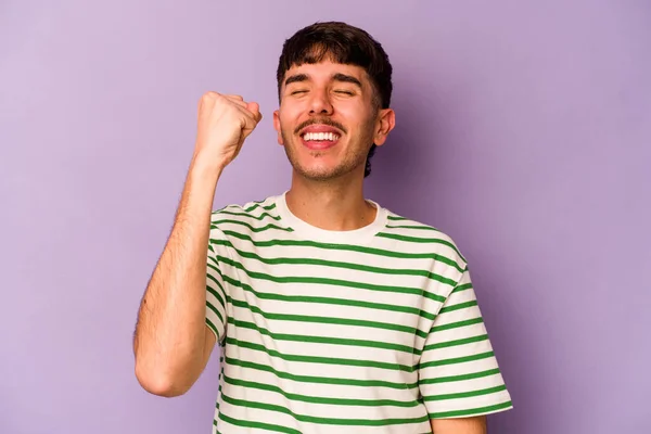 Giovane Uomo Caucasico Isolato Sfondo Viola Che Celebra Una Vittoria — Foto Stock