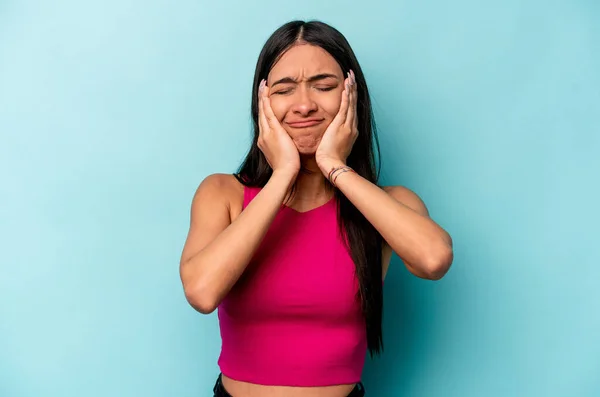 Mujer Hispana Joven Aislada Sobre Fondo Azul Llorando Infeliz Con — Foto de Stock