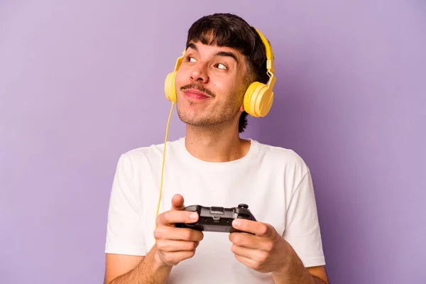 Joven Hispano Jugando Con Controlador Videojuegos Aislado Sobre Fondo Púrpura —  Fotos de Stock