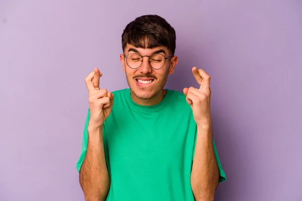 Young Caucasian Man Isolated Purple Background Crossing Fingers Having Luck — Stock Photo, Image