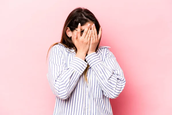 Jeune Femme Caucasienne Isolée Sur Fond Rose Cligner Des Yeux — Photo