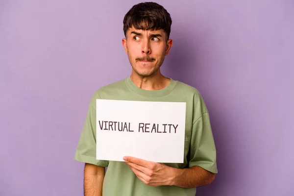 Homem Hispânico Jovem Segurando Cartaz Realidade Virtual Isolado Fundo Roxo — Fotografia de Stock