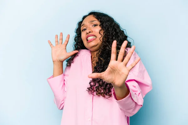 Young Hispanic Woman Isolated Blue Background Being Shocked Due Imminent — Stock Photo, Image