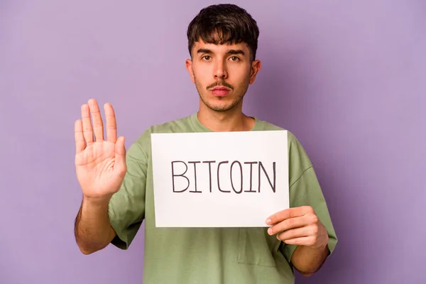 Jeune Homme Hispanique Tenant Bitcoin Placard Isolé Sur Fond Violet — Photo