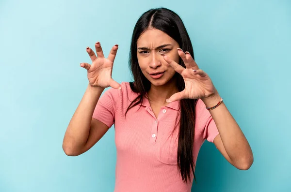 Νεαρή Ισπανίδα Απομονωμένη Μπλε Φόντο Αναστατωμένη Ουρλιάζοντας Τεντωμένα Χέρια — Φωτογραφία Αρχείου