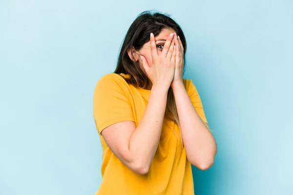 Jeune Femme Caucasienne Isolée Sur Fond Bleu Clignote Travers Les — Photo