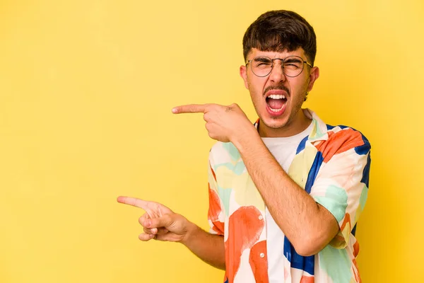Junger Kaukasischer Mann Isoliert Auf Gelbem Hintergrund Aufgeregt Mit Zeigefinger — Stockfoto