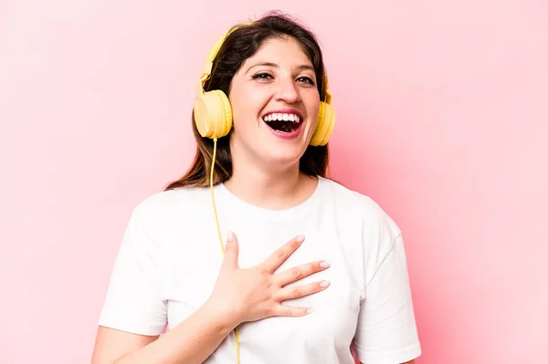 Young Caucasian Woman Listening Music Isolated Pink Background Laughs Out — Φωτογραφία Αρχείου