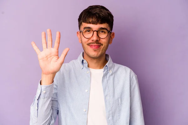 Joven Hombre Caucásico Aislado Sobre Fondo Púrpura Sonriente Alegre Mostrando —  Fotos de Stock