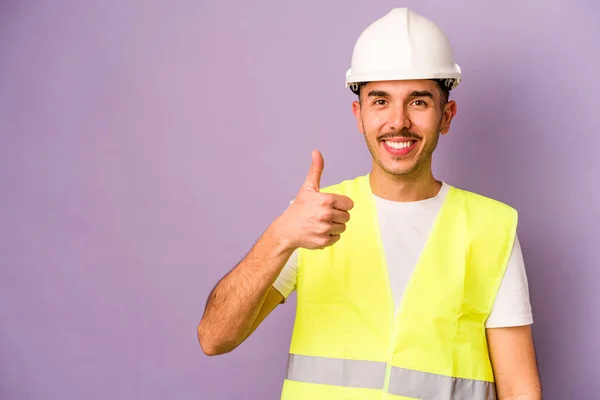 Junger Hispanischer Arbeiter Isoliert Auf Lila Hintergrund Lächelnd Und Erhobenen — Stockfoto