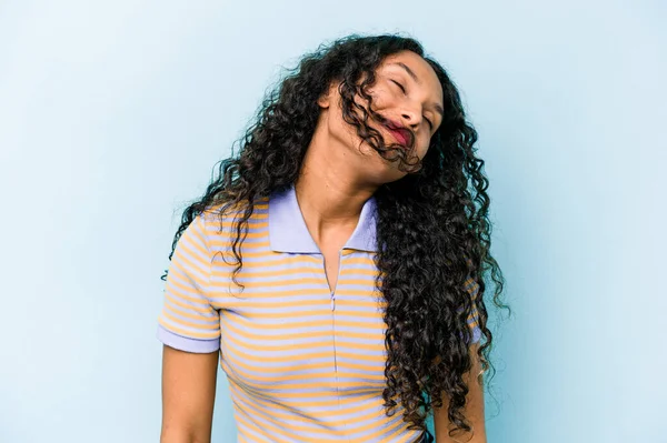 Mujer Hispana Joven Aislada Sobre Fondo Azul Bailando Divirtiéndose — Foto de Stock