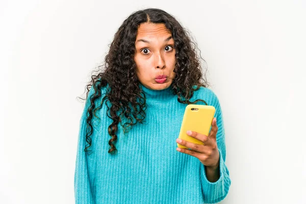 Mujer Hispana Joven Sosteniendo Teléfono Móvil Aislado Sobre Fondo Blanco —  Fotos de Stock