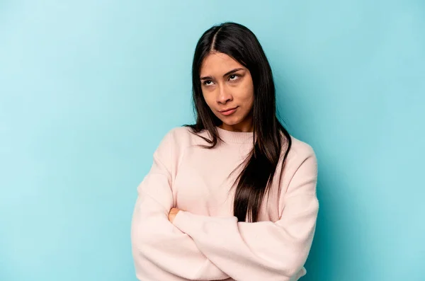 Mujer Hispana Joven Aislada Sobre Fondo Azul Cansada Una Tarea — Foto de Stock