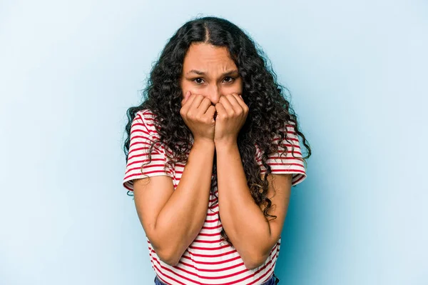 Mujer Hispana Joven Aislada Sobre Fondo Azul Mordiendo Uñas Nerviosa — Foto de Stock