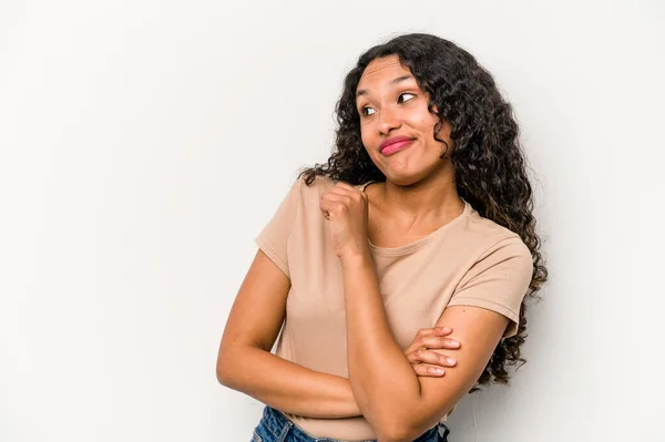 Young Hispanic Woman Isolated White Background Confused Feels Doubtful Unsure — Foto Stock