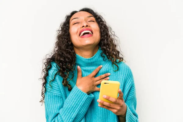 Ung Latinamerikansk Kvinna Håller Mobiltelefon Isolerad Vit Bakgrund Skrattar Högt — Stockfoto