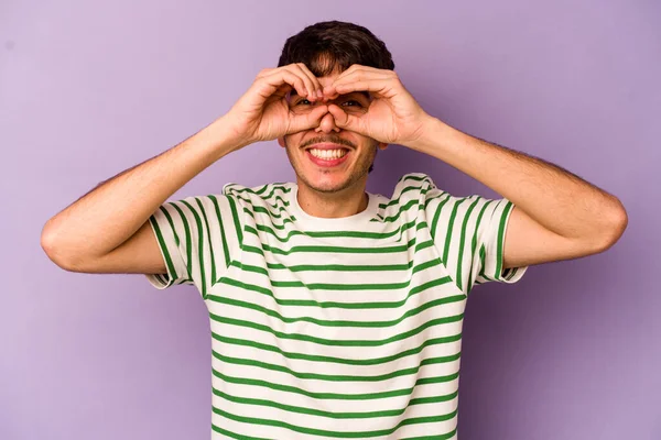 Young Caucasian Man Isolated Purple Background Showing Okay Sign Eyes — Stock Photo, Image