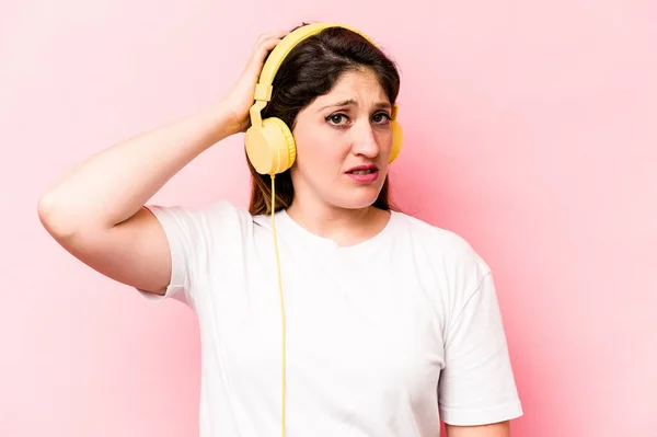 Νεαρή Καυκάσια Γυναίκα Ακούγοντας Μουσική Απομονωμένη Ροζ Φόντο Σοκάρεται Θυμήθηκε — Φωτογραφία Αρχείου