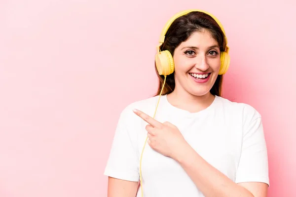 Νεαρή Καυκάσια Γυναίκα Που Ακούει Μουσική Απομονωμένη Ροζ Φόντο Χαμογελώντας — Φωτογραφία Αρχείου