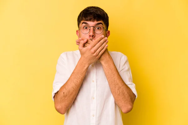 Νεαρός Καυκάσιος Άνδρας Απομονωμένος Κίτρινο Φόντο Που Καλύπτει Στόμα Χέρια — Φωτογραφία Αρχείου