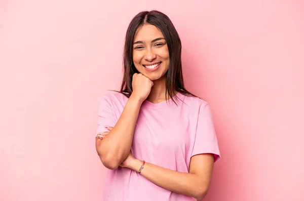 Mulher Hispânica Jovem Isolado Fundo Rosa Sorrindo Feliz Confiante Tocando — Fotografia de Stock