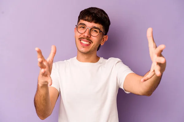 Young Caucasian Man Isolated Purple Background Showing Welcome Expression — Stock Photo, Image